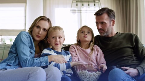 Premium Family Movie Night Scratch Off Cards – Gifts For Families – Kids Movie Game For Movie Lovers, Family Date Night, Sleepovers – Family Night Ideas - Family Experience Gifts - Movie Night Gift