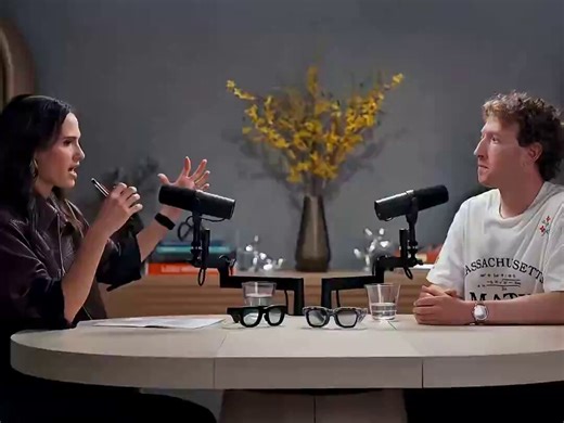 🚨 马克·扎克伯格刚刚描述了互联网上人际交往的消亡，却无人感到震惊。一句话，十五年的侵蚀，浓缩成十二个字。马克·扎克伯格：“社交媒体最初主要是人们与朋友互动。而现在……至少一半的内容基本上都是人们与创作者互动。”你过去打开手机是为了看看朋友们在做什么。现在你打开手机是为了看陌生人。这不是你选择的。是算法替你做的。它用经过优化的陌生人来测试你的朋友。你的朋友输了。每次都输。一个光线更好、时机更佳、更有吸引力的陌生人，比你爱的人更能吸引你的注意力，多坚持三秒钟。于是，算法把你最好的朋友的结婚照埋没在一个你从未谋面的迪拜人的烹饪视频下面。然后你看了那个烹饪视频。这是第一次取代。用陌生人取代朋友。你几乎没察觉。第二次取代已经开始了。如果算法已经证明陌生人比你的真实人际关系更胜一筹，而人工智能现在又能创造出比任何人类都更引人入胜的陌生人，那么一切就无需多言了。人工智能不会经历糟糕的一周。它不会发布一些不经意的内容而失去算法的青睐。它也不会精疲力竭。每个字都经过精心斟酌。每一帧画面都经过精心调整。每一个停顿都恰到好处，让你的拇指无法轻易移动。与它竞争的人类创作者，在一个刚刚发明印刷机的世界里，还