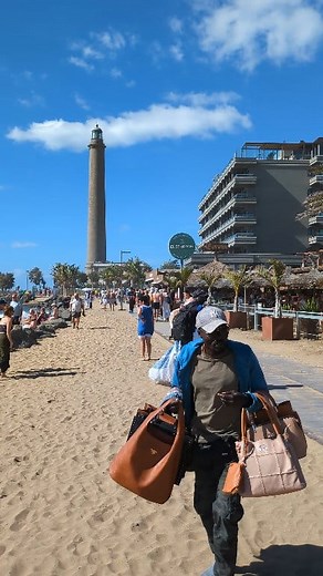 Maspalomas #maspalomas #maspalomasbeach #maspalomasstrand #maspalomaslighthouse #playadelingles #holidayseason #holidaytravel #spanien #spain #CanaryIslands #november #beach #strand | Gran Canaria Walk