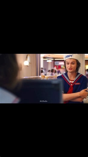 💗 !! on Instagram: "#steveharrington . . . 日本利用压电瓷砖将脚步转化为电能。这些瓷砖捕捉来自你脚步的动能。当你行走时，你的重量和动作会对瓷砖产生压力。瓷砖会轻微弯曲，从而产生机械应力。瓷砖内部的压电材料将这种应力转化为电能。每一步都会产生少量电荷，而数百万步结合在一起就能产生足够的电力来驱动 LED 灯、数字显示屏和传感器。在像涩谷车站这样繁忙的地方，每天大约有 240 万个脚步为这一系统作出贡献。这些电能可以被储存或立即使用，从而减少对传统电力来源的依赖，并支持可持续的城市基础设施。这种方法将日常运动转化为实用的可再生能源 #日本 #知识 #事实 你知道吗 推荐 科技 创新 历史 技术 实验 热门"