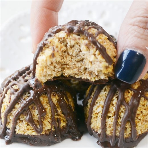 SAVE this recipe for the holidays! Just a few simple ingredients for these gluten free, keto, nut free, sugar free, low carb coconut macaroons! | SugarFreeMom.com