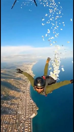 Wait for the drop..literally. 💸😱 #skydiving #moneyrain #extreme #reelsviral #helicopter #lifestyle