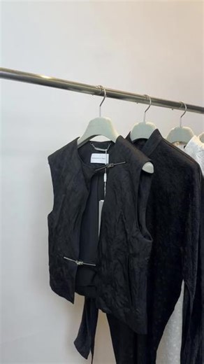 哇塞！也太高级了吧！完全拍不完，好看的太多了！明天中午12点上新买手店高端设计师品牌RDW春夏系列，妥妥的高级感显贵穿搭！喜欢的姐妹们，赶紧视频左下角预约直播，不要错过哦！#服饰种草官 #小众设计感 #高级感穿搭 #新中式穿搭 #好看的衣服都在这里