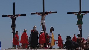 Filipino Catholics self-flagellate, crucify themselves on Good Friday