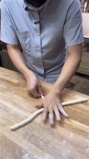 Boulangerie Shima しまぱん on Instagram: "クレッセントロールの大事なポイントを教えちゃうよ！ 毎週土日の朝7:40から TikTok＆Instagramで配信している ライブ配信の【切り抜き】です LINEオプチャ「プロから教わるパン教室」メンバー募集中 #パン好きな人と繋がりたい #焼きたてパン #手作りパン #パン活 #パンスタグラム"