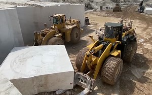 小松和卡特彼勒轮式装载机在欧洲最大的大理石采石场工作
