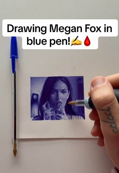 Dibujo de Megan Fox con bolígrafo azul
