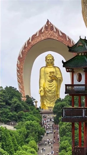 坐落於江西廬山南麓的東林大佛，是世界上最高的阿彌陀佛銅像。佛像整體鍍金，神態慈悲莊嚴，腳下的蓮花座層層疊疊，周邊環山繞水禪意清幽。這裡免費開放，拜佛之餘還能在此靜心洗滌身心，是值得一來的福地