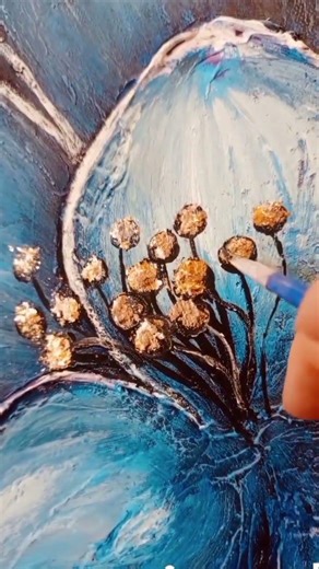 Gilding the stamens of a blue flower ✨ Process