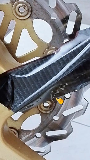 the process of cutting carbon vinyl #vinyl #carbon #cutting #tricks #tips #wrapp | Eris Sire