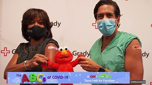 Dr. Anthony Fauci tells kids that the Covid-19 vaccine is just a little “pinch.” CNN’s Dr. Sanjay Gupta, who got an Elmo bandage when he received his shot, agrees, saying that “it really didn’t hurt a bit.” cnn.com/sesamestreet #CNNSesameStreet | CNN Replay