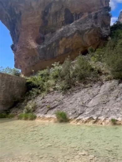 Puente de Villacantal 👇🌿💧 Uno de esos rincones escondidos de la Sierra y los Cañones de Guara donde el agua, la roca y la naturaleza crean un paisaje espectacular ⛰️✨ El Puente de Villacantal es un lugar perfecto para desconectar y descubrir otra cara de Huesca entre senderos, vegetación y rincones que sorprenden 💚 📍 Guarda este lugar para tu próxima escapada por la Sierra de Guara. 🎥 Vídeo de @paaulen 💬 ¿Lo conocías? 👀 #huescalamagia #huesca #sierradeguara #puentedevillacantal #pirineos