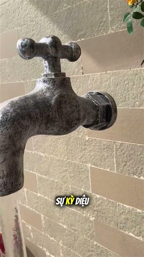 Chiếc vòi nước "lơ lửng" này đã đánh lừa cả đám đông 💧