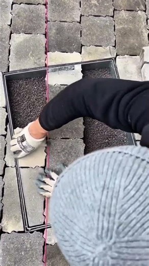 Installing edges and cavities on paving surfaces using natural stone and paving with cement mortar