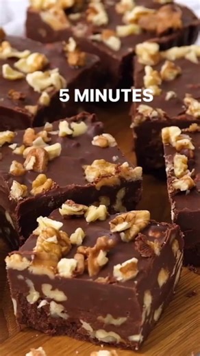 5 Minute, 5 ingredient Microwave Fudge 🍫 | SpaceshipsLaserbeams