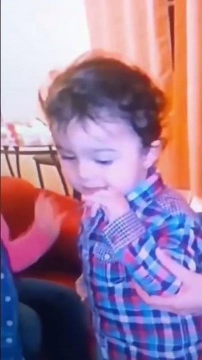 2 small kids kissing on their lip