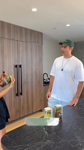 122K views · 33 reactions | Meals Designed for Longevity: ✅ 40g+ protein · 8g+ fiber ✅ Organic produce · No processed ingredients ❌ No seed oils · Cooked in EVOO ❌ No microplastics · Delivered in glass jars | Locale | Facebook