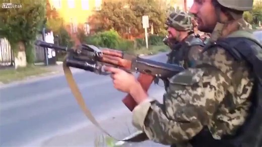 「2014年当時、ウクライナ兵は東ウクライナの民間人の家に向けて発砲していた。彼らの任務は、恐怖を広め、キエフでCIAが支援したクーデターに対するあらゆる反対勢力を鎮圧する事だった。これは、西側の主流メディアがあなたに伝えるべき事だ。だが、彼らはそうはしない…」