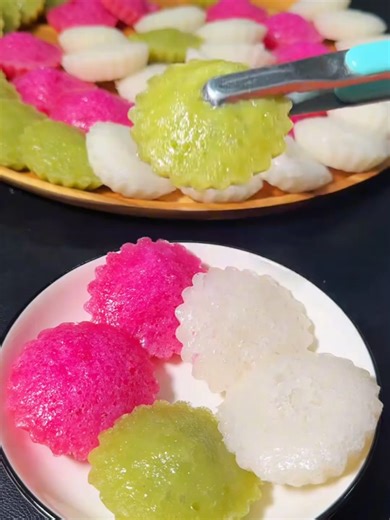 Banh Bo Nuong or Vietnamese honeycomb cake is one of the most popular cakes in Vietnamese cuisine. It is characterized by a beautiful honeycomb appearance and a yummy pandan, coconut flavor. Learn all the ins and outs of making this classic gluten-free, dairy-free Vietnamese dessert including what goes into getting the perfect honeycomb appearance. 194 Market St, Newark, NJ 07102 #banhbo #botlambanhbo #nauan #xuhuong #fyp #foryoupage #fypシ #foryou