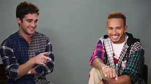 Si tuvieras la oportunidad, ¿Qué reto le pondrías a Lewis Hamilton y a Diego Boneta? #TommyMX #TommyXLewis #IconsOfTomorrow | Tommy Hilfiger