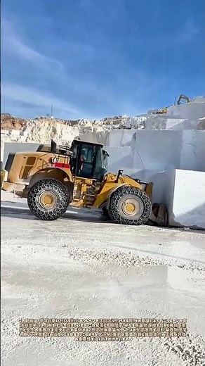 重量が引き起こす緊張：二台のクレーンが挑む限界吊り上げ