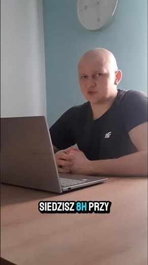 Siedzisz 8h przy biurku? Odkręć zgarbioną postawę TYM ćwiczeniem