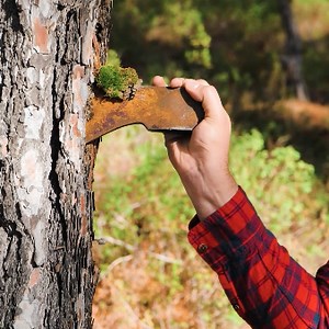 With a Twist, an Old Rusted Axe is Brought Back to Life | 5-Minute Recycle