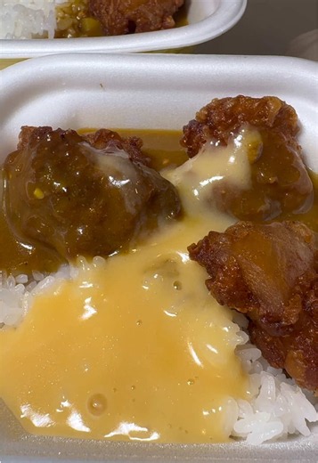 すき家お子様カレー150円＋チーズトッピング＋唐揚げの飯テロ