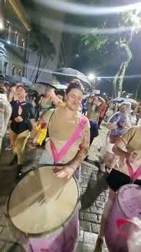 Debaixo de chuva, foliões marcam presença no bloco Filhas da Luta