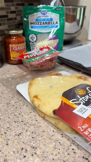 🍕 Easy Flatbread Pizzas (4-Ingredient Dinner Idea!) 🍕 If you need a quick and delicious dinner idea — this one’s a keeper! Here’s how I make them: ✨ Preheat oven to 400°F. ✨ Bake @stonefirenaan bread for 5 minutes. ✨ Add pizza sauce, mozzarella cheese, and turkey pepperoni. ✨ Bake another 5 minutes — and that’s it! Crispy, cheesy perfection in a matter of minutes. 😋 Feel free to include your favorite toppings! This recipe pairs so well with a salad 🥗. Would you try this for a quick dinner ni