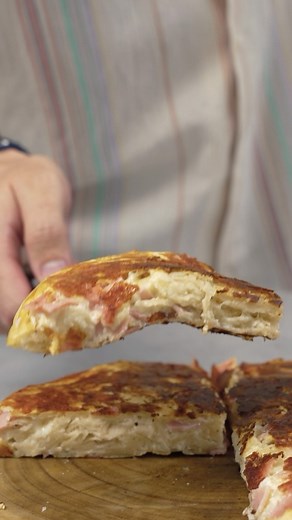 Stavros Varthalitis on Instagram: "Χρόνια πολλά στους εορτάζοντες και να έχετε ένα ήρεμο , χαρούμενο τριήμερο ! ❤️🙏 Αλλά για να συμβεί αυτό, τι καλύτερο από μία Ζαμπονοτυρόπιτα της στιγμής με 5 υλικά ! 👌 📝 Τα υλικά που θα χρειαστείς : - 4 τορτίγιες - 150 γρ. ζαμπόν - 150 γρ. τριμμένη μοτσαρέλα - 2 αυγά - 200 γρ. γάλα - Αλατι και πιπέρι -2 κ.σ. ελαιόλαδο Φτιάξε την και με ευχαριστείς μετά ! 😂👌 #foodman #recipeoftheday #foodie #cheesy #fyp #quickrecipes"