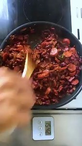 4.3K views · 135 reactions | Une recette en 15 minutes chrono à faire avec une boîte de haricots rouges ! Les ingrédients : 1 boîte de haricots rouges de 500g 150 grammes de lardons fumés 2 saucisses fumées 1⁄2 chorizo 2 oignons 2 gousses d'ail 100 millilitres de vin rouge ou de vin blanc (facultatif) 1⁄2 boîte de concassé de tomates 1 cuillère à soupe de paprika 2 feuilles de laurier Poivre | Julien d'Harmonie Cuisine | Facebook