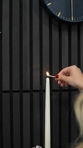A workspace made for focus 👩🏼‍💻🕯️ The Tonal Black Ash Akupanels create a calm, structured backdrop, while the beige magnetic board adds a soft, functional contrast for notes, ideas, and everyday reminders. A minimalist setup that feels both grounded and inspiring | WoodUpp