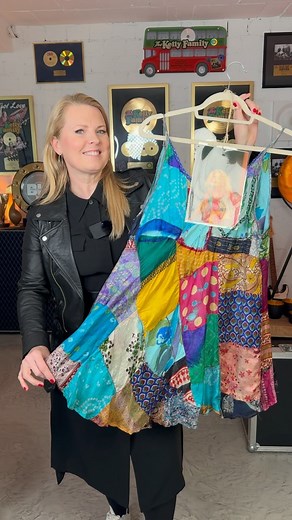 Erkennt ihr dieses Kleid? 🤓😍 Ich habe es 1995 bei „Wetten dass…“ getragen. Damals habe unsere neue Single „First Time“ gesungen. Könnt ihr euch daran erinnern?? 😃 #oldoutfit #outfit #kellyfamily #wettendass @thereal.thomasgottschalk #1995 #firsttime #single #tvpremiere #patriciakellycloset #throwback #patriciakelly #thekellyfamily | Patricia Kelly