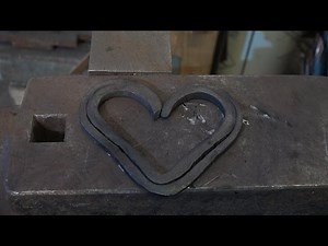 Herz schmieden /forging a heart from a old horseshoe in 4k