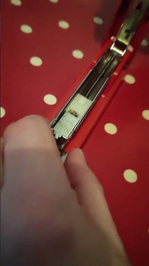 How to put staples in a stapler