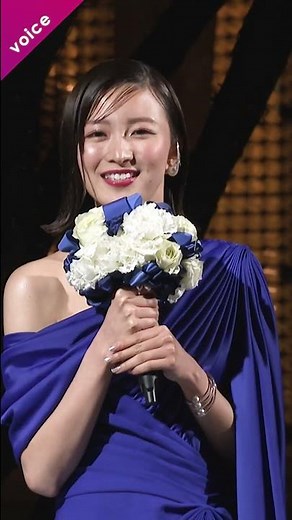 岡崎紗絵、スリットが深すぎてきわどい美太もも露わ 六本木ヒルズけやき坂イルミネーション点灯式