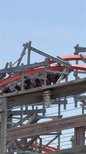 Iron Rattler | Six Flags Fiesta Texas | Roller Coaster | Hybrid Coaster | Inversion | Fun | Wood