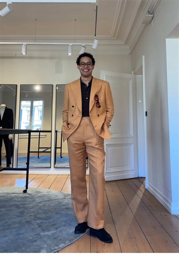 Sommer's Stylish Suit for Summer Days