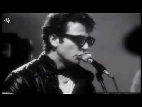 The Stranglers - Hanging Around (1977) (stereo)