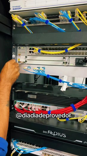 Ativando mais um DWDM. #telecom #telecomunicaciones #telecomunicações #telecommunications #switch #network #networking #dwdm #link #datacenter #datacenters #fibraoptica #huawei #fibracem #fibraoptica #fibraopticabrasil #fibraopticaled #fiberoptic #fiberoptics #roteamento #ospf #mpls #redesdecomputadores #networking #servidor