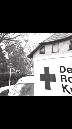 ERSTE HILFE – mit Kopf, Herz und einer guten Portion Humor! 🚑😄 Unsere Mitarbeiter haben ihre Erste-Hilfe-Auffrischung abgeschlossen – und ja, es wurde alles geübt: vom klassischen Kopfverband über den „aua-Finger“ bis hin zu spontanen Rettungsdramen, die Oscar-reif gewesen wären. 🎬😂 Zwischen Verbänden, Pflastern und jeder Menge Gelächter wurde aber eines ganz klar: Erste Hilfe ist wichtig. Richtig wichtig. Denn wenn’s drauf ankommt, zählt jede Minute – und jeder Handgriff. ❤️⏱️ Danke an alle