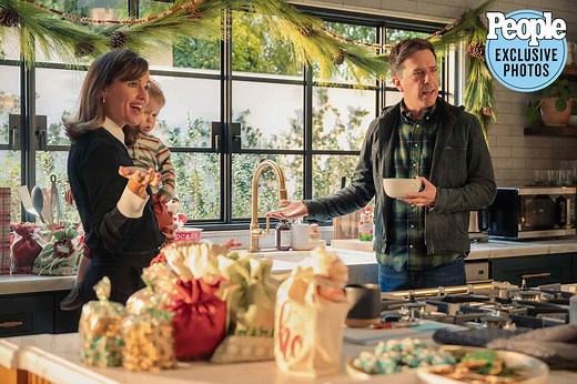 Jennifer Garner and Ed Helms' Christmas Plans Go Awry in Netflix's