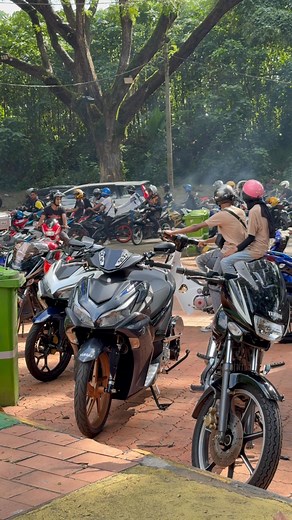 Ada race2 ke ke esplanet ptg ni .. nampak Ramai set muto | Kelisa Kuning