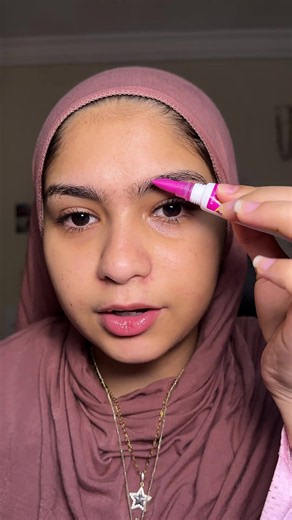 the brow glue gel by nyx review 💗🌟 #nyx #beautytok #eyebrows #makeup #makeupproducts @NYX Professional Makeup @NYX Cosmetics Arabia