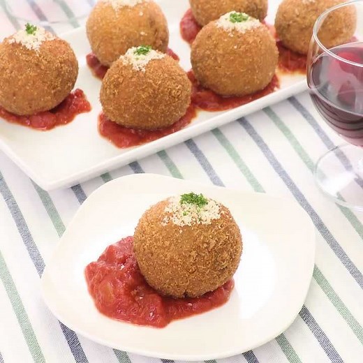 トマトソースでいただく♪ チーズ入りメンチカツのレシピ動画・作り方 | デリッシュキッチン