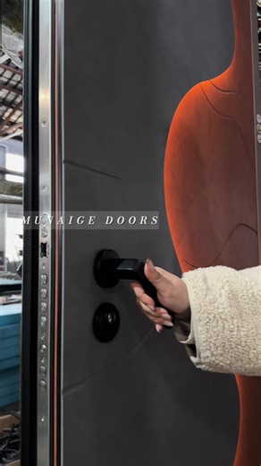 It has its own flash atmospheric flash. It's so beautiful! The gray base hides delicate flashes, the orange curve meanders along the door body, and the embedded atmosphere light outlines the beauty of the lines. The modern art style design is super style! #door #entrancedoor #homestlye #acabadomadera #factory