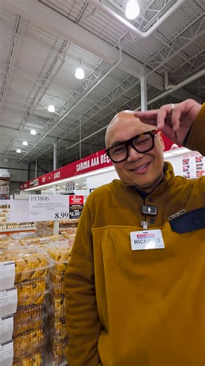 Costco Canada on Instagram: "Apple turnovers + Executive savings = The perfect pair. 🍎🤝⁣ We brought you more savings! ✨ It didn’t make it to the printed coupons but the best part? No need to show anything! The $2.50 offer is AUTOMATICALLY applied at the register through January 18, 2026 if you're an Executive Member with us. Don't miss out!⁣ ⁣ ***⁣ ⁣ Les chaussons aux pommes et les économies Exécutif, c’est le duo parfait. 🍎🤝⁣ ⁣ La meilleure partie? Pas besoin de présenter un bon d’économie!