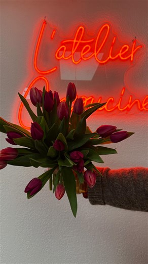 Constance • Artisan Fleuriste 🌼 on Instagram: "Les commandes de Saint-Valentin sont ouvertes 🤍 Commander à l’avance, c’est quand même plus simple : vous avez exactement ce que vous voulez, pas de stress de dernière minute, un retrait rapide… et moi je peux tout préparer bien comme il faut. Bref, tout le monde y gagne 🌹 Et si cette année, on changeait un peu de la rose ? 🌷 La tulipe est locale, de saison, et elle parle d’amour sincère, la tendresse et le renouveau. L’élégance sans en faire tr