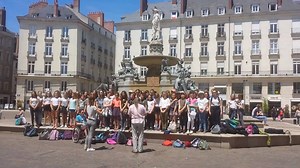 Il était 14h environ lorsqu’une cinquantaine de collégiens scolarisés au collège Pont Rousseau de Rezé et leur professeur de musique, Olivier Lavolé, ont pris d’assaut la place Royale. En plein cœur de Nantes, cette "chorale ambulante", composée d’élèves allant de la 6e à la 3e, a mis l’ambiance, pour le plus grand plaisir des passants, qui n’ont pas hésité à s’arrêter. Plus d'informations ici : http://www.presseocean.fr/actualite/nantes-fete-de-la-musique-des-collegiens-rezeens-ambiancent-la-pl